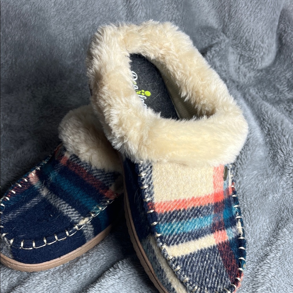 Dearfoams Blue and Cream Plaid Slippers fits more like 7.5 size